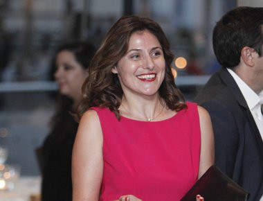 Η εντυπωσιακή εμφάνιση της Π. Μπαζιάνα στο πλευρό του Αλ. Τσίπρα στις ΗΠΑ (φωτό)